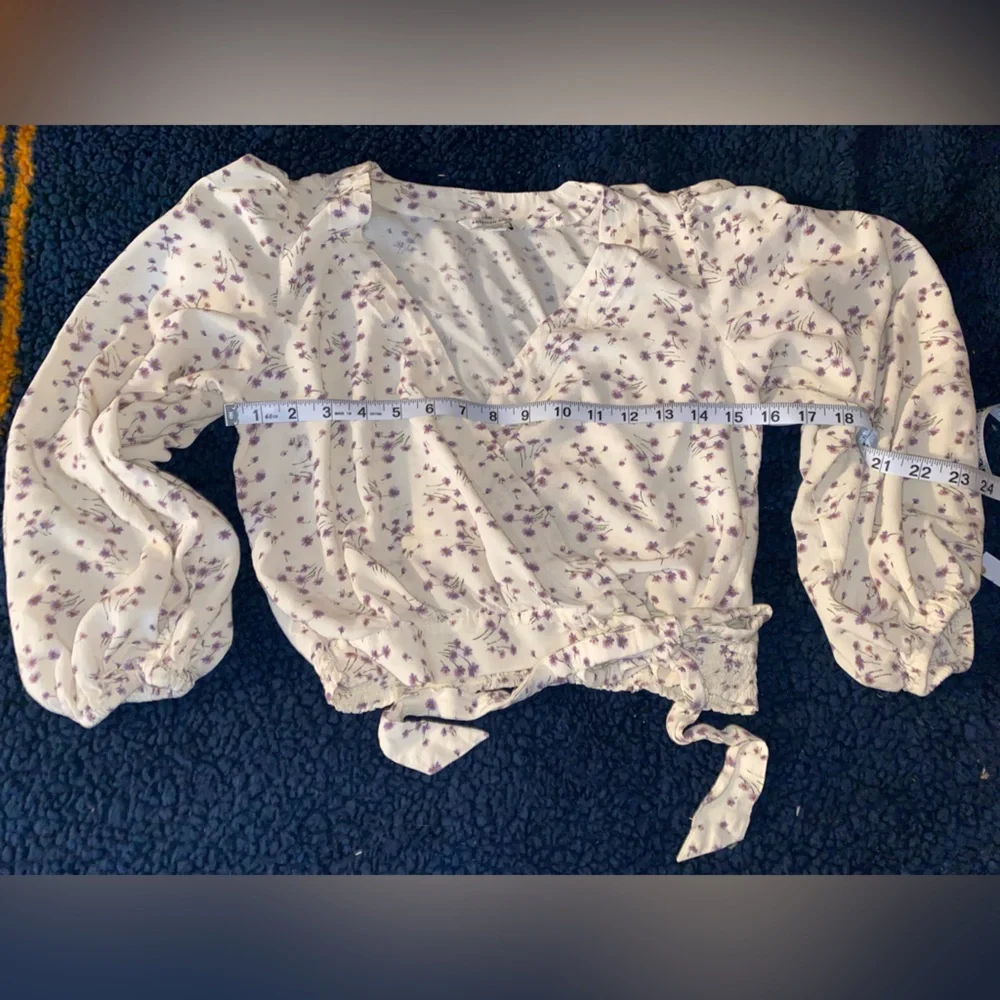 American Eagle cream wrap blouse with purple flowers in size XS. - Picture 1 of 5